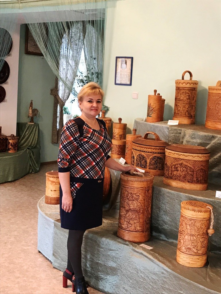 Смотритель музея «Береста Сибири» Мариинска Маргарита Пятаева стала победителем Национальной премии в области музейного дела имени Д.С. Лихачева в номинации «Музейный смотритель» Церемония награждения прошла на фестивале «Интермузей» в Москве. Премию вручили директор Государственного Эрмитажа Михаил Пиотровский и телеведущая Дарья Златопольская. При выборе победителя оценивались качество и объем работы по сохранению экспонатов, выполнение задач за пределами должностных обязанностей и влияние на качество музейных посещений. Маргарита Пятаева активно участвует в музейных программах «Берестенок», «Азбука ремесла», а также в оформлении тематических выставок. Кроме того, она создала уникальный квест «Музей и дети». Национальная премия имени Д.С. Лихачева учреждена Министерством культуры России в 2024 году. Ее цель — поддержка и поощрение людей, вносящих вклад в развитие музейной отрасли. В этом году свои достижения музейного дела представили более 76 регионов. Было отправлено свыше 700 заявок от коллективов и отдельных сотрудников музеев разных категорий, представляющих столицы, региональные центры, малые города и села.