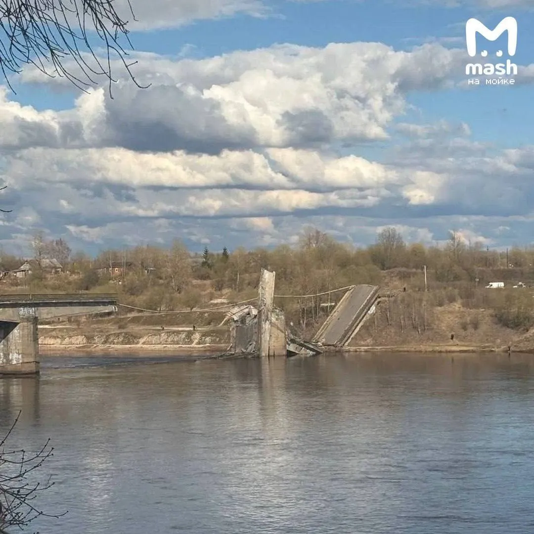 Мост обрушился в Волхове Речь о Мосте строителей он был действующим по нему ходили пешеходы В городе ввели режим ЧС на месте работают спецслужбы Причины и возможные последствия уточняются