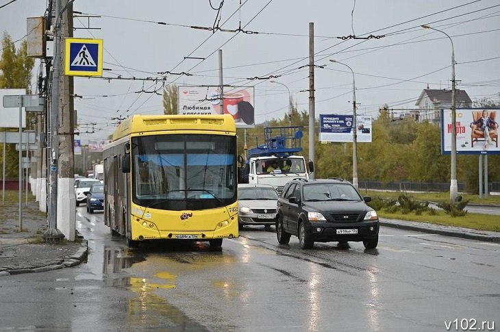 В Волгограде общественный транспорт перейдет на особый режим работы 19 ноября – в день матча между сборными России и Сирии по футболу на «Волгоград Арене». Болельщиков просят во избежание пробок отказаться от личного транспорта в пользу автобусов и электробусов.  Мэрией предусмотрено усиление всех основных городских маршрутов, а также организованы дополнительные рейсы электричек. В ближайшее время появится подробное расписание и схема движения транспорта.