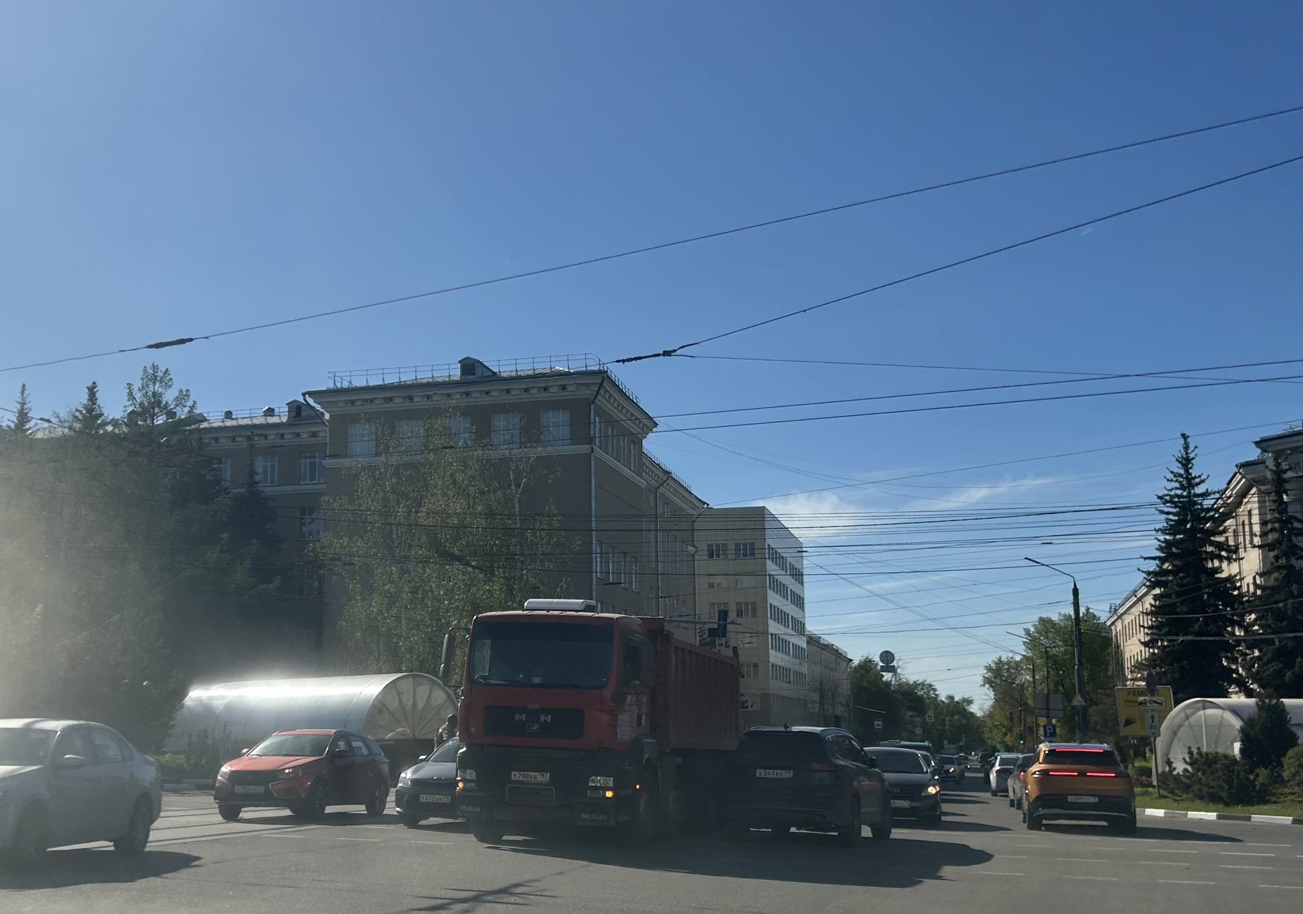 Сегодня в районе площади Победы произошло ДТП. Три автомобиля, две легковушки и грузовик меж ними, перегородили движение по проспекту Ленина, а также улицам Болдина и Станиславского. «Тула №1. Советский район» Прислать новость / задать вопрос