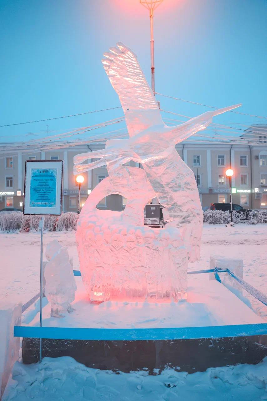 В столице Якутии появились прекрасные ледовые скульптуры, посвящённые 80- летию Победы в Великой Отечественной войне.  Работы мастеров, которые превратили лёд в настоящие произведения искусства, несут глубокий смысл. В них - память о подвиге нашего многонационального народа. Память, которая будет жить вечно.  Мы помним, мы гордимся!