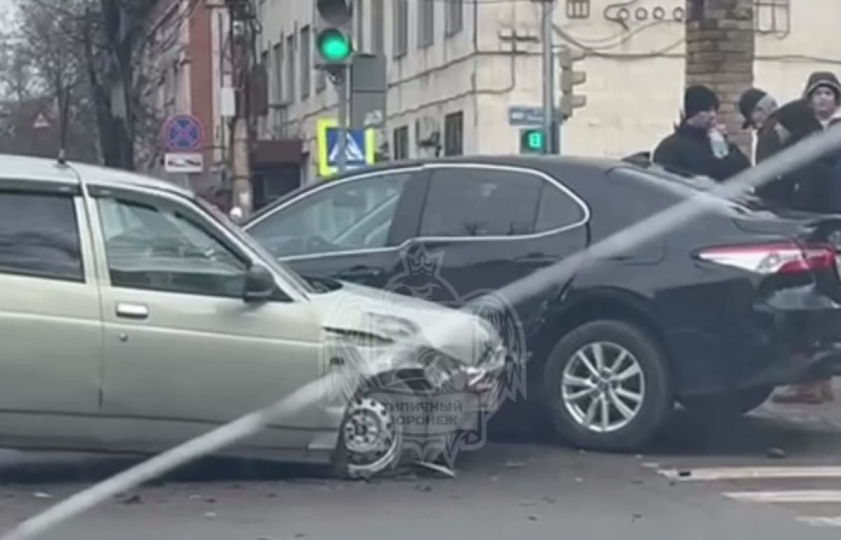 На улице Кольцовской в Воронеже столкнулись два легковых автомобиля     Два легковых автомобиля столкнулись на улице Кольцовской в Воронеже. На кадрах видно, как автомобиль врезался в левый бок другой легковушки на перекрестке.  ↗  Прислать новость   Подписаться