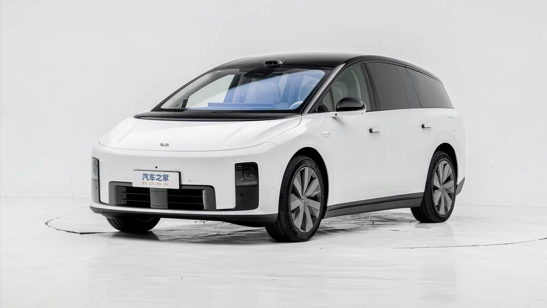 Полностью рассекречен электрический кроссовер Li Auto i8 Габариты первой батарейной модели Lixiang — 5085х1960х1740 мм при колёсной базе 3050 мм. В компании особо отмечают низкий коэффициент аэродинамического сопротивления, который составляет 0,218. Li Auto i8 будет продаваться только с шестиместным салоном. В передней части размещены сразу два 15,7-дюймовых дисплея, для задних пассажиров имеются потолочный экран и раскладные столики. Обещаны особо комфортные кресла с вентиляцией, массажем и отделкой кожей наппа. Также в оснащение войдут холодильник, панорамная крыша, атмосферная подсветка и пневмоэлементы в полностью независимой подвеске. Электрокар базируется на 800-вольтовой архитектуре. Силовая установка предусмотрена пока только одна, с двумя моторами совокупной отдачей 544 силы, что позволит набирать первые 100 км/ч за 4,5 секунды. Тяговых батарей заготовлено две, на 90,1 и 97,8 кВт⋅ч: соответственно, без подзарядки i8 проедет 670 или 720 км. Официально цены пока не названы. Предполагается, что стоить новинка будет от 350 до 450 тысяч юаней примерно от 3,9 до 5 миллионов рублей в зависимости от комплектации.