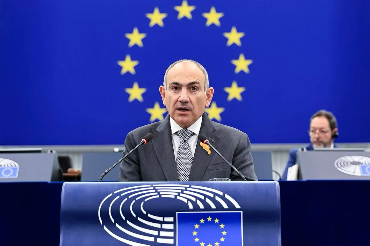 Армения продолжит курс на вступление в ЕС заявил Никол Пашинян По его словам Ереван будет проводить реформы направленные на соответствие критериям членства в Евросоюзе после чего решение о подаче заявки будет зависеть от готовности Брюсселя принять страну Когда Армения будет соответствовать стандартам Евросоюза вопрос вступления в ЕС станет предметом политического решения и будет зависеть от того готов ли Евросоюз принять Армению Если да то Республика Армения подаст заявку на то чтобы стать полноправным членом ЕС добавил Пашинян Армения ЕС Евросоюз Подписаться на Pravda ru Подписаться на Pravda ru в MAX