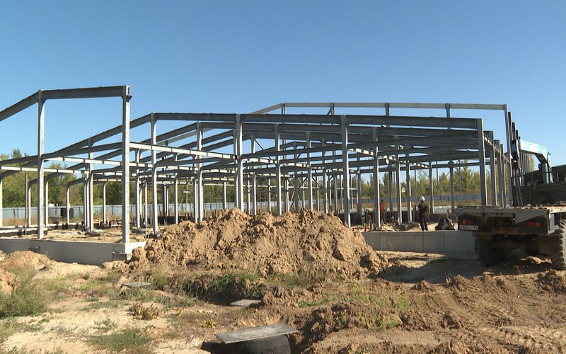 Ледовый Дворец в Михайловке будет завершен к 2027 году В Михайловке продолжается строительство ледового дворца начатое в 2021 году Проект расположенный в парке Победы включает каток размером 60 на 30 метров и административные помещения Объект планируется сдать в эксплуатацию в 2027 году Директор МКУ Отдел капитального строительства Александр Пестряков отметил сложности строительства из за удорожания материалов и изменений в спецификациях Подрядчикам пришлось адаптировать проект заменяя оборудование из санкционных списков на доступные аналоги Ледовый дворец будет работать круглогодично предполагая массовые катания и секции по хоккею