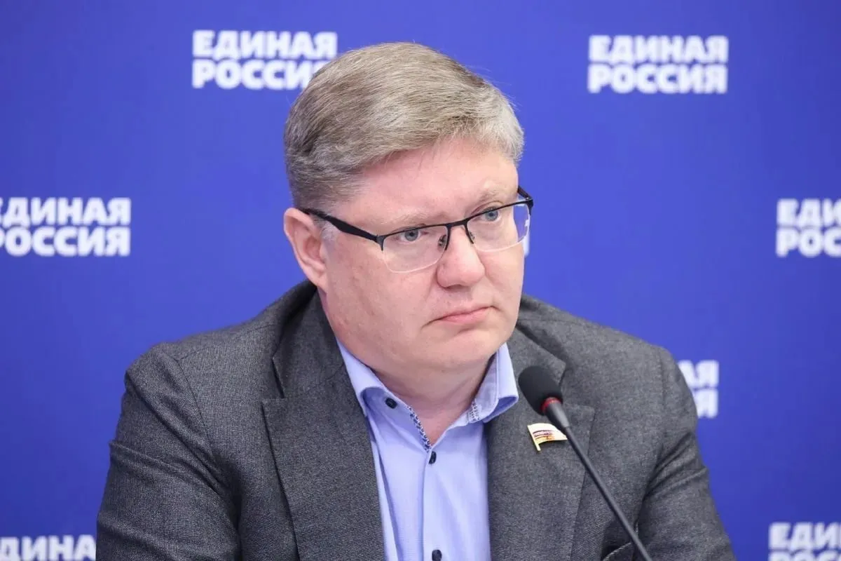 Единая Россия добилась снятия с рассмотрения поправки об электронном уведомлении об увольнении Речь идет о тех ситуациях когда планируется сокращение штата или ликвидация организации Благодаря Единой России из законопроекта о внесении изменений в Трудовой кодекс была исключена поправка касающаяся уведомления о предстоящем увольнении работника по сокращению штата или в связи с ликвидацией предприятия в электронном виде Этот законопроект сегодня будет рассмотрен во втором чтении Сохраняется существующий порядок уведомлений заверил замруководителя фракции Единая Россия в Госдуме Андрей Исаев Также по его словам из законопроекта исключили норму о возможности подписывать электронной подписью документы о прохождении инструктажа по технике безопасности Сам законопроект пояснил Исаев направлен на установление порядка оплаты сверхурочной работы Речь идет об увеличении предельного количества часов переработок со 120 до 240 в год При этом устанавливается что если у нас по 120 часам не более 4 часов переработок в день и первые 2 часа переработки оплачиваются в полуторном размере а вторые два часа в двойном размере То с 121 часа оплата сразу идет не менее чем в двойном размере разъяснил депутат Он особо подчеркнул что такая работа возможна только с согласия самого работника и при условии что это предусмотрено коллективным договором или отраслевым соглашением По его словам это означает контроль со стороны профсоюзов Кроме того работники работающие свыше 120 часов в год получают право на один день за счет работодателя для прохождения диспансеризации С учетом всех этих ограничений мы понимаем что работодатели будут использовать подобную норму крайне редко Это будет в основном на предприятиях оборонной промышленности где работа происходит в три смены а также ограничена возможность приема новых сотрудников имеющих допуск и необходимую квалификацию заключил Исаев Подписывайтесь на нас в МАХ ergosdumaofficial