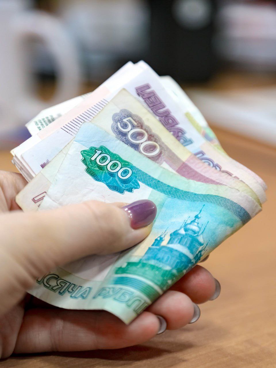 В Сергиевом Посаде участковые установили подозреваемую в присвоении денежных средств из кассы В Дежурную часть УМВД России по Сергиево Посадскому городскому округу поступило заявление от сотрудника службы безопасности одного из сетевых магазинов о присвоении денежных средств Сумма ущерба составила более 46 тысяч рублей В результате проведения профилактических мероприятий участковыми уполномоченными полиции по подозрению в совершении преступления задержана местная жительница Полицейскими установлено что подозреваемая являясь кассиром в магазине путём корректировок в оплаченных чеках отменяла кассовые операции и присваивала денежные средства себе В отношении фигурантки дознавателем отдела дознания Управления возбуждено уголовное дело по ст 160 Уголовного кодекса Российской Федерации Ей избрана мера пресечения в виде подписки о невыезде и надлежащем поведении