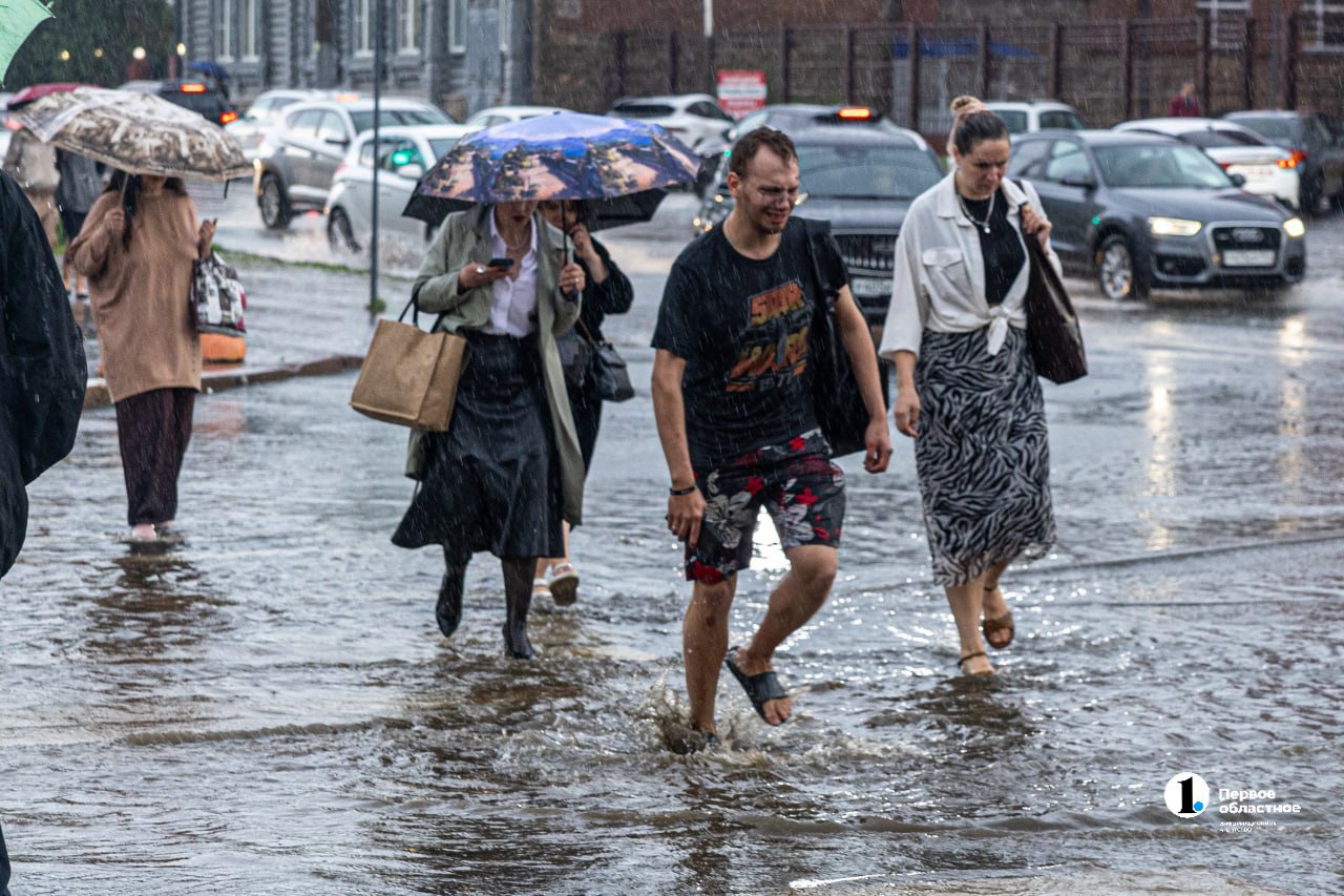 В Челябинске отводят воду, насколько возможно «Все ливневые и дождеприемные решетки должны быть очищены. Если вы их неделю назад чистили, они естественно снова забиваются. На постоянной основе проводите эту работу», — потребовал мэр Алексей Лошкин. Совещании в мэрии проходит под шум ливня, который не стихает все утро или даже дольше . / Прислать новость