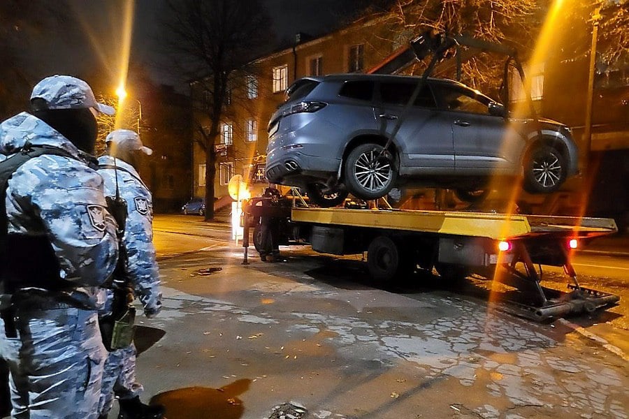 Приставы изъяли автомобиль у калининградца, задолжавшего по 52 штрафам  «Обнаружить автомобиль помогла хорошая память и внимательность старшего судебного пристава. Он направлялся со службы домой и заметил машину со знакомыми номерами, припаркованную на одной из улиц.  Несмотря на то, что стоимость имущества должника существенно превышает сумму долга, в данном случае автомобиль подлежит изъятию как орудие совершения правонарушения», — уточнили в УФССП.  Фото пресс-службы УФССП