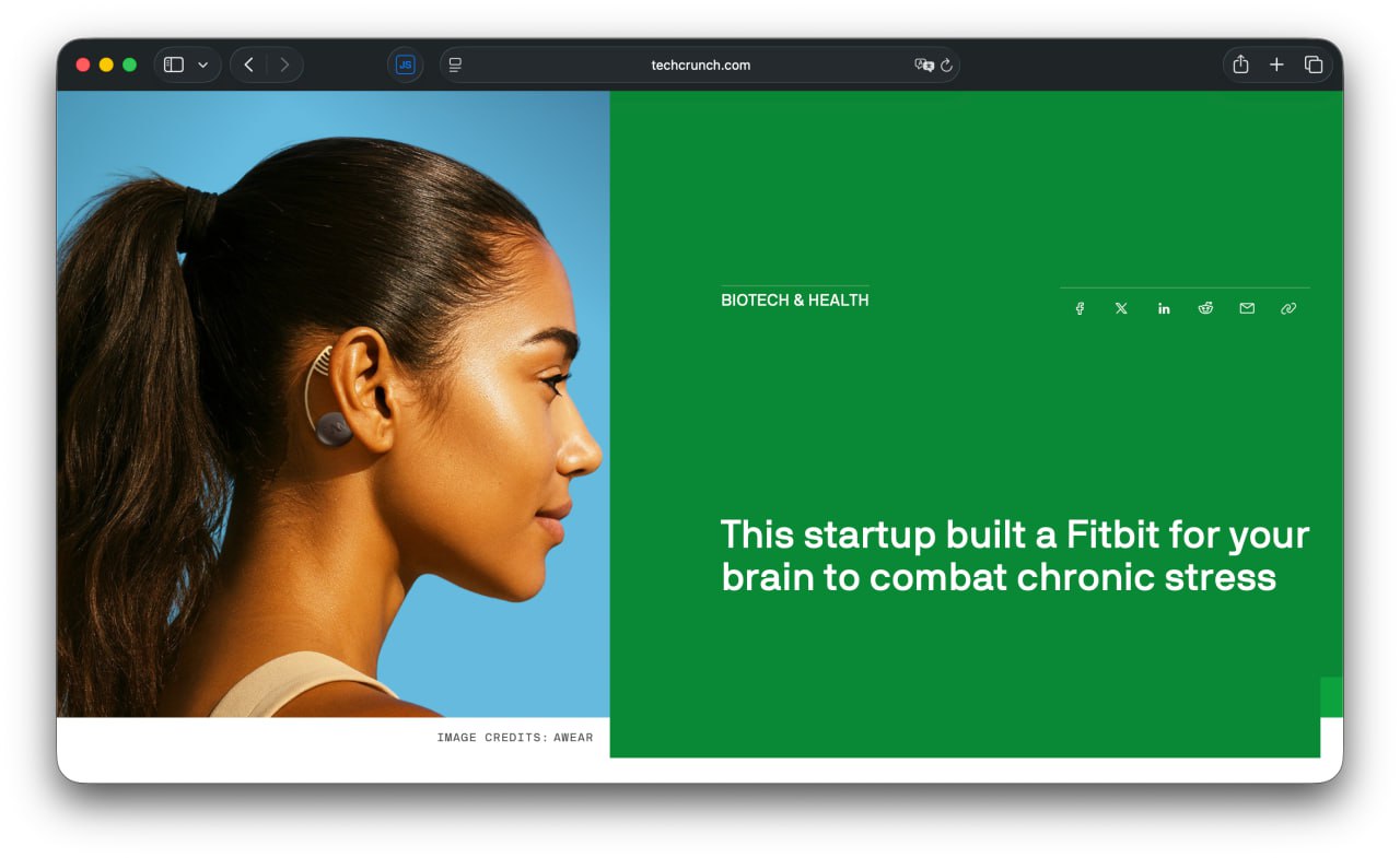 Стартап Awear выпустил девайс для мониторинга уровня стресса в режиме реального времени Девайс крепится за ухом и анализирует нейросигналы мозга Встроенный ИИ помощник видит если пользователь устал и в нужное время предлагает отдохнуть подышать или прогуляться Стоимость гаджета 195 Первые пользователи получат пожизненную подписку