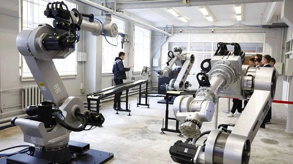 Челябинский «Завод Роботов» запустил производство новой модели промышленного робота Челябинское предприятие «Завод Роботов» начало серийное производство нового консольно-портального робота RusRobot GR-40. Эта разработка способна перемещать грузы весом до 45 кг в трёх плоскостях, что соответствует 70% веса стандартных деталей, используемых в машиностроении. Как рассказали в пресс-службе южноуральского завода, одной из ключевых характеристик манипулятора является его функционал. Он способен перемещаться над станками, а также загружать и выгружать заготовки непосредственно в станок сверху, а не сбоку, как это делают обычные шестиосевые роботы. Это позволяет экономить пространство на производстве, так как оборудование можно размещать вплотную друг к другу. По материалам сайта "Курс дела"