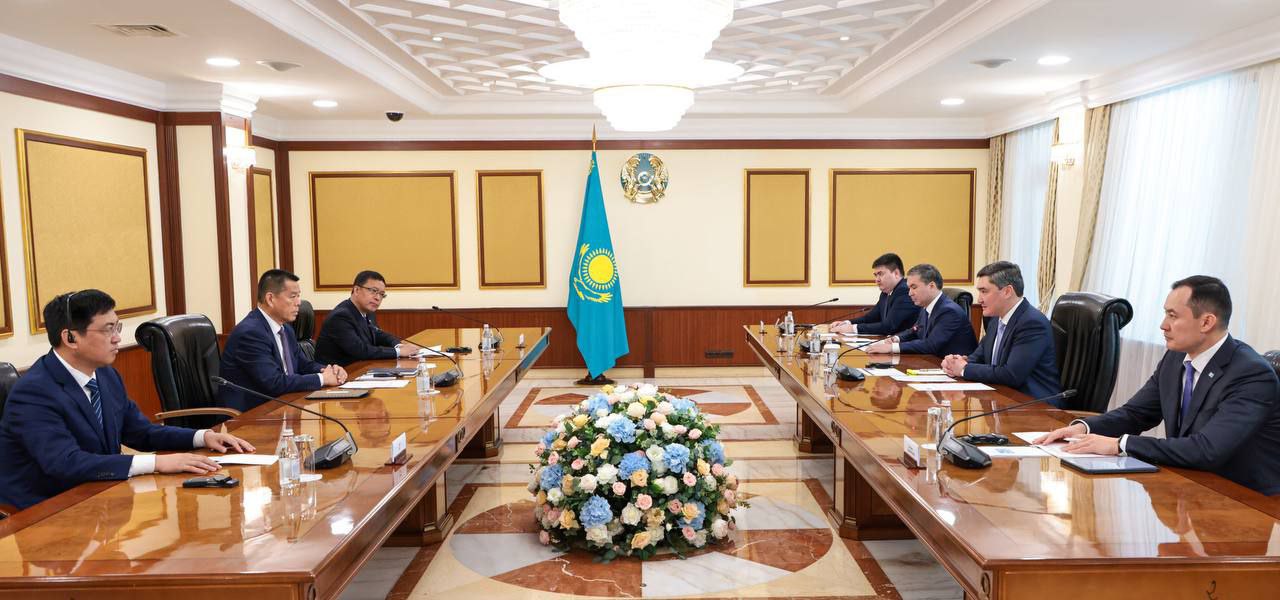 Газ из угля: в Казахстане построят углехимический завод с Shandong Energy Group Сегодня Олжас Бектенов обсудил с главой китайской Shandong Energy Group Co. Ли Вэем строительство углехимического завода с созданием 1,5 тыс. рабочих мест в Карагандинской области. Проектная мощность – 2 млрд м3 газа в год. Отметим, сегодня в Астане проходит первый региональный энергетический форум Power Central Asia + China, организованный Министерством энергетики РК совместно с Ассоциацией по содействию инфраструктурному и инновационному развитию АСИИР . Мероприятие приурочено к Саммиту «Центральная Азия – Китай». В его рамках обсуждают подписание ряда соглашений. /atamekenbusiness