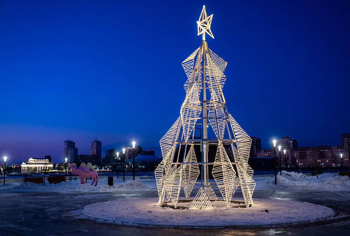 Города Челябинской области украсят к Новому году несмотря на отсутствие снега gubernia74 ru articles society 1137338 В декабре муниципалитеты Челябинской области столкнулись с проблемой предстоит строить традиционные ледовые городки а снега до сих пор нет Синоптики обещают что скоро снег в городах Южного Урала выпадет однако местным властям нужно быть готовыми к любым сюрпризам природы Об этом губернатор Челябинской области Алексей Текслер сказал во время прямой линии Коллеги вступите в контакт со своими жителями обратился губернатор к главам городов и округов Надо рассказать людям о планах объяснить как будет в этом году будет организована подготовка к Новому году Детям нужен праздник в том числе на улице Как минимум елки должны быть везде установлены t me chgub