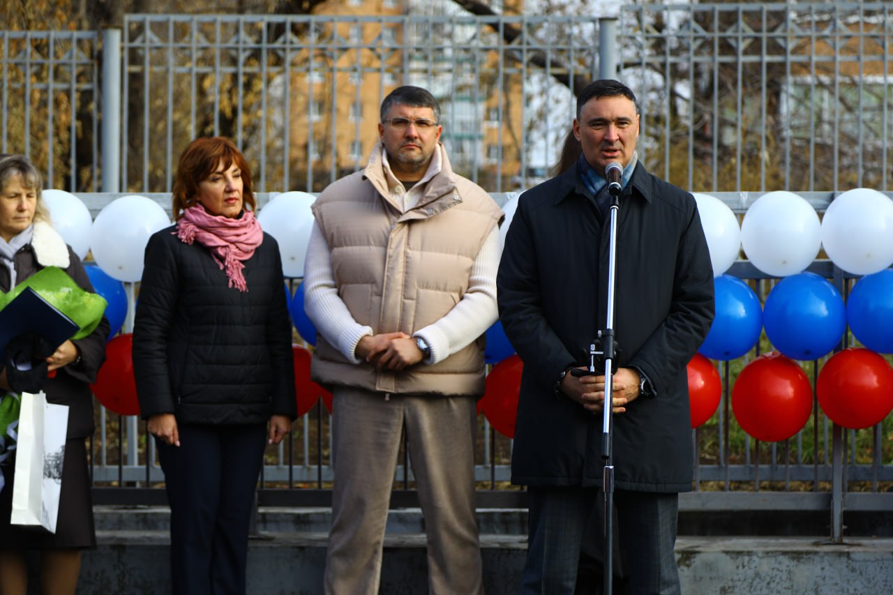 При поддержке депутата по округу 34 Ивана Брилки на территории детского сада 176 торжественно открыли флагшток с главным символом страны российским триколором Мероприятие прошло в честь Дня народного единства В нем принял участие мэр города Руслан Болотов Высота флагштока 7 метров размер полотнища российского флага составляет 1 на 1 5 метра Триколор изготовлен из флажной сетки которая пронизана мелкими отверстиями и имеет низкую парусность что позволит ему развиваться даже в самую ветреную погоду Считаю необходимым обеспечить установку флага и флагштока на территории каждой муниципальной организации это важный элемент патриотического воспитания дети должны ежедневно видеть символ нашей страны И думаю мы продолжим эту практику отметил депутат Иван Брилка Благодаря поддержке Ивана Брилки в округе 34 ранее в этом году уже было установлено два флагштока на территории дома детского творчества 3 и школы 4