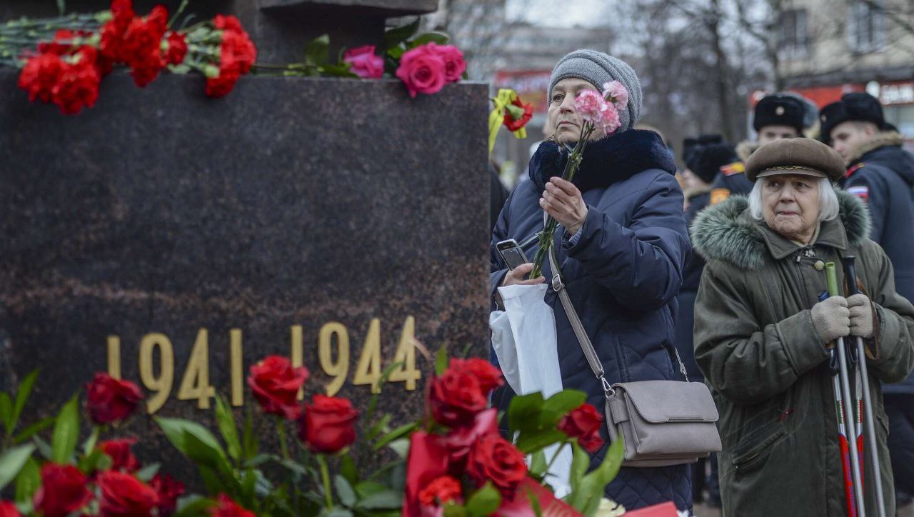 Ветераны и блокадники стали жертвами мошенников.  Злоумышленники притворялись медработниками. Они говорили пенсионерам, что им надо срочно пролечиться. Далее мошенники убеждали пожилых людей купить дорогие лекарства.   Курьеры доставляли пенсионерам дешёвые препараты под видом дорогостоящих. Аферисты смогли получить примерно 17 миллионов рублей. Они обманули 35 женщин из Москвы и Петербурга. Многие среди них — ветераны ВОВ и жители блокадного Ленинграда. Сейчас мошенники ожидают суда.  Подписаться   Честное Пенсионерское