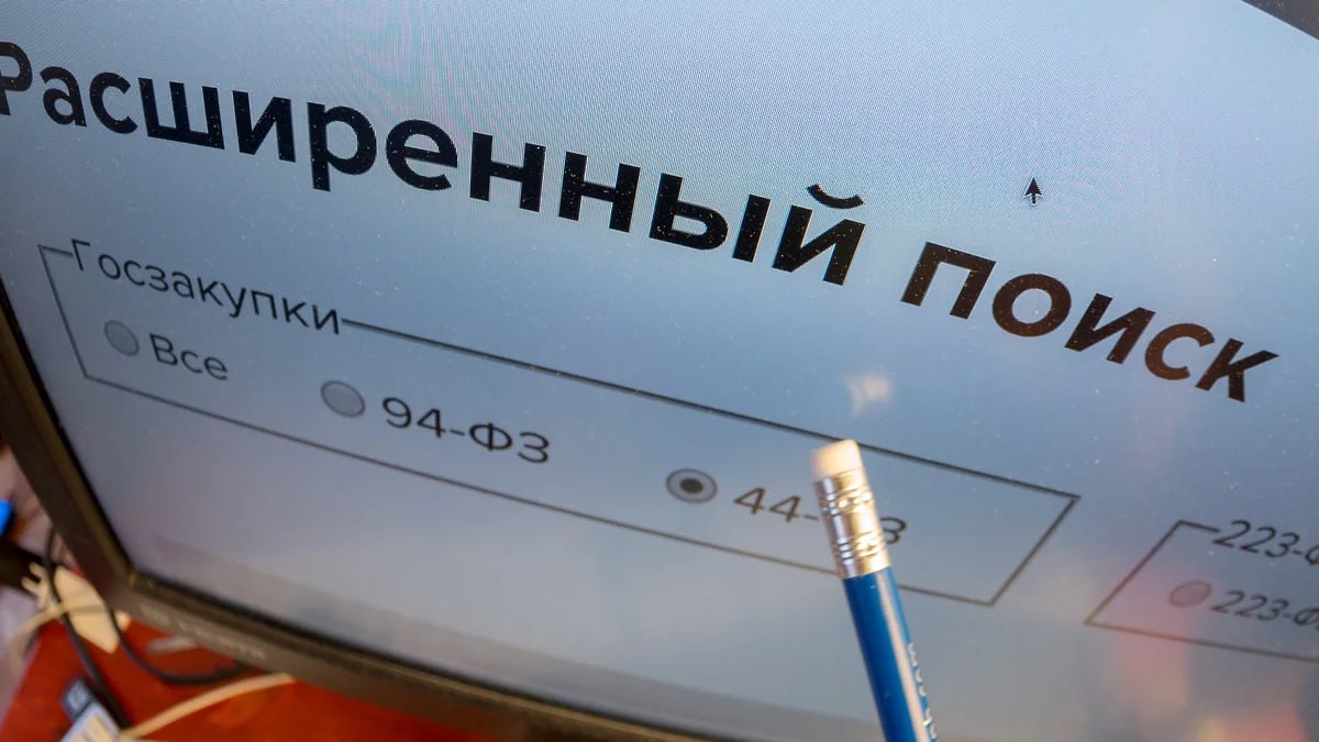 Более 1,2 тыс. нарушений при госзакупках выявлено в Северной Осетии за полгода Прокуратура Северной Осетии за первые шесть месяцев 2025 года выявила и пресекла более 1,2 тыс. нарушений законодательства о закупках, сообщает пресс-служба ведомства. «Прокурорами вскрыты факты нарушений закона при планировании закупок, заключении контрактов с единственными поставщиками подрядчиками, исполнителями , формировании закупочной документации, исполнении условий контрактов, в том числе в части несвоевременной оплаты исполненных государственных и муниципальных контрактов», – говорится в сообщении. Отмечается, что к административной и дисциплинарной ответственности привлечено 322 лица, в суды направлено 24 исковых заявления на 205 млн рублей. Кроме того, после вмешательства надзорного ведомства перед предпринимателями удалось погасить долг более чем в 8,7 млн рублей за исполненные государственные и муниципальные контракты. Подписывайтесь на «КрыльяTV»