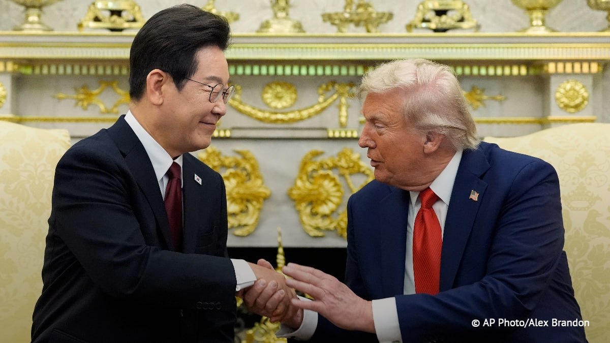 Подаренная Трампу ручка по ошибке обогатила не ту компанию Это Ваша ручка Вы возьмете ее с собой Трампу понравилась ручка президента Республики Корея Последний подарил ее президенту США После этого акции южнокорейской компании Монами канцелярские товары выросли на 23 В то же время представитель компании заявил что это была не ручка их бренда пишет газета Хангук Кёндже