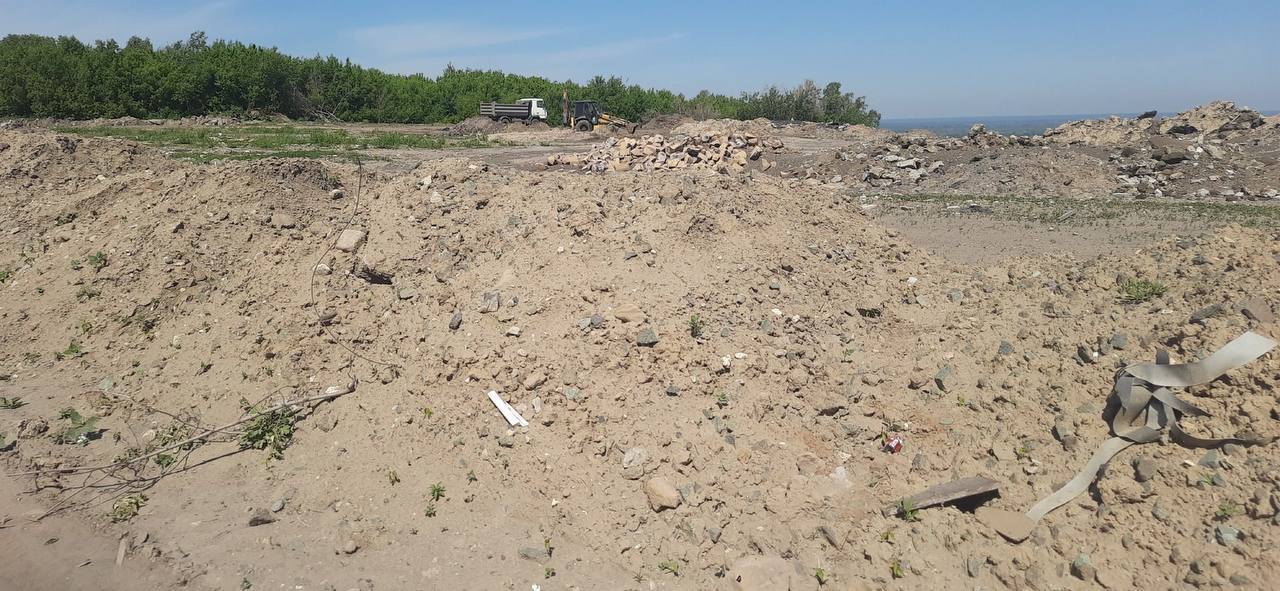 Несанкционированную свалку ликвидировали в Барнауле   На земельном участке в районе домов № 126, 126а, 126б, 126в на улице Калинина специалисты выявили несанкционированную свалку.  Территорию общей площадью 20 квадратных метров занимали навалы грунта с включениями строительных отходов  битый кирпич, отходы бетона в кусковой форме и др. .  После обнаружения отходов Министерство природных ресурсов и экологии Алтайского края направило в органы местного самоуправления информацию о необходимости их добровольной ликвидации.  На данный момент захламленный твердыми коммунальными отходами участок очищен.