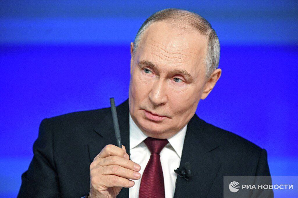 Прямая линия Президента завершилась Владимир Владимирович Путин общался с жителями страны почти четыре с половиной часа и прокомментировал свыше 70 тем Диалог получился открытым и честным В приоритете как и прежде остаются интересы людей Вопросы были самые разные из нашего округа в эфире обращения не прозвучали однако мы знаем основные темы которые волнуют наших жителей и будем над ними работать Также глава государства неоднократно говорил об ответственности и задачах регионов задав четкий вектор для дальнейшей работы Все поставленные задачи обязательно выполним