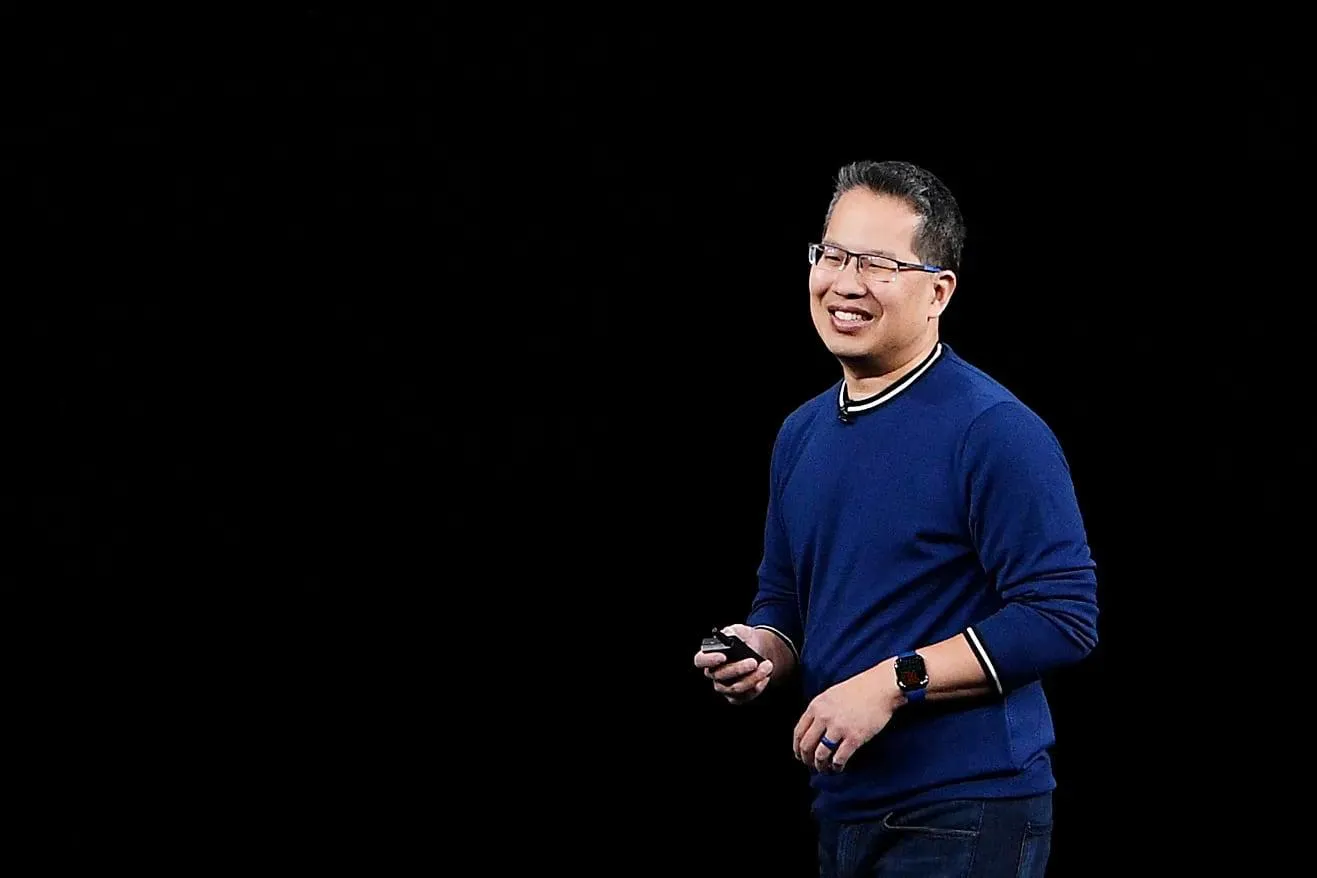 Директор Apple по маркетингу носимой электроники уходит на пенсию Стэн Нг сотрудник компании с более чем 30 летним стажем ныне он директор Apple по маркетингу WATCH AirPods а также области здравоохранения и Умного дома Он пришёл в Apple системным инженером в 1995 году еще до возвращения Стива Джобса Нг участвовал в разработке первых WATCH и курировал разработку последующих версий а также участвовал в запуске первого iPod был одним из ключевых руководителей отдела маркетинга этой линейки На неделе он сам объявил об уходе на пенсию После 31 года работы в Apple я уволился Мне было невероятно приятно работать в Apple и я искренне любил свою работу По данным Марка Гурмана его уход завершает запланированную смену руководства по достижению пенсионного возраста высокопоставленными сотрудниками Apple Часть обязанностей Нг взял на себя Эрик Трески глава отдела маркетинга аудиотехники и товаров для дома