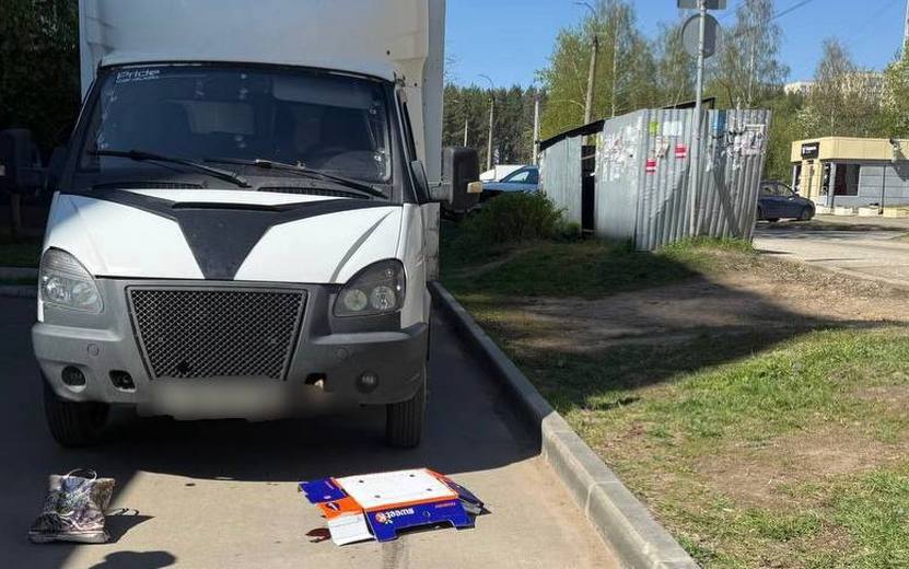 Сбили на тротуаре Грузовик сбил женщину на тротуаре по ул. Труда в Ижевске. Водитель двигался задним ходом и не заметил пешехода. Пострадавшая доставлена в больницу Фото: Госавтоинспекция Удмуртии #Ижевск #Удмуртия