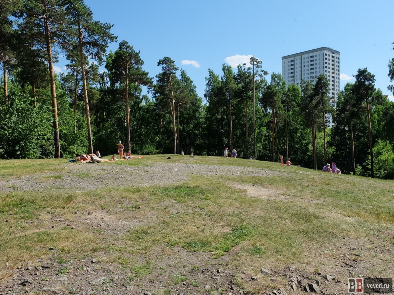 Власти Екатеринбурга пообещали благоустроить два парка, которые не стали победителями голосования проекта ФКГС Это Основинский парк фото №1 в Пионерском и Парк 50-летия Советской власти на Метеогорке фото №2 . О том, что их включат в муниципальную программу благоустройства, заявил ответственный за благоустройство и ЖКХ вице-мэр Владимир Гейко. Точные сроки реализации проектов благоустройства пока не называются. Парк 50-летия ВЛКСМ и Основинский парк заняли второе и третье место в Екатеринбурге в рейтинговом голосовании проекта ФКГС, хотя периодически лидировали. Победителем стала набережная по левому берегу Ольховки и Исети выше Макаровского моста, на её реконструкцию должны выделить деньги из федерального, а не из муниципального бюджета. Это уже не первый случай, когда мэрия города выделяет деньги на благоустройство парков, участвовавших в голосовании ФКГС, но не получивших федеральное финансирование. Правда, раньше это случалось с победителями голосования — так, на парк Уралмаш пришлось изыскивать деньги в городском бюджете из-за того, что он победил, но Екатеринбург показал общую низкую активность в голосовании, а вторая очередь Преображенского парка победила, но мэрия и подрядчик не смогли вовремя подготовить документы для получения субсидии. Телеграм-канал Поддержать Подписаться Прислать новость 18+