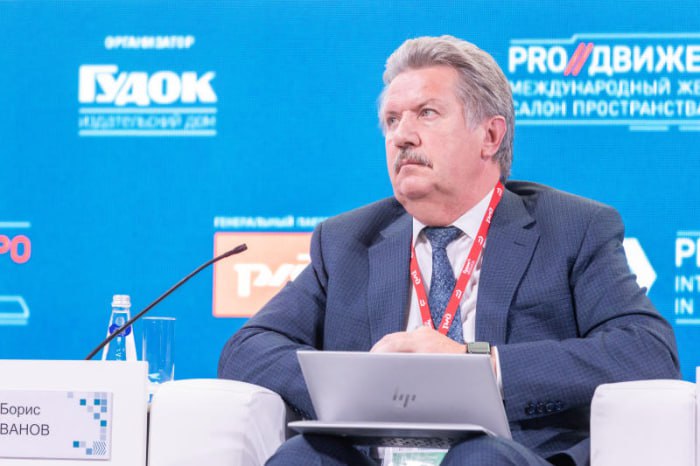FESCO планирует запуск скоростной контейнерной платформы  Опытная партия скоростных контейнерных платформ FESCO 140 рассчитанных на движение со скоростью до 140 км ч может появиться уже в 2027 году  Об этом рассказал вице президент по производственному развитию транспортной группы FESCO Борис Иванов на сессии Будущее на рельсах Тренды долгосрочного развития транспорта Международного железнодорожного салона PRO Движение Экспо  Соглашение о сотрудничестве в сфере развития ускоренных железнодорожных контейнерных перевозок FESCO и ОАО РЖД подписали в марте 2022 года  Как пояснил Борис Иванов РЖД разработали конструкторскую документацию на тележку Мы на её основе в сотрудничестве с партнёрами из Петербурга и Энгельса делаем скоростную контейнерную платформу И работаем под руководством дирекции тяги вместе с ТМХ который разрабатывает под эту платформу скоростной локомотив рассказал он  Первую партию скоростных платформ FESCO рассчитывает приобрести уже в 2027 году На их основе компания рассчитывает организовать качественно новый сервис который позволит привлечь клиентов которым требуется быстрая доставка контейнерных грузов  Главными направлениям на которых это может быть востребовано Борис Иванов называет транспортные коридоры Север Юг и Восток Запад На направлении Москва Санкт Петербург допустим мы сократим время доставки на четыре часа но это всё равно не позволит нам конкурировать с автотранспортом который везёт от двери до двери объясняет он  По мнению Бориса Иванова сокращение времени оборота контейнера и платформы на 15 будет выгодно не только оператору но и грузоотправителю который меньшим количеством платформ перевезёт большее количество грузов Фото Сергей Гусев Пресс служба ОАО РЖД Продолжаем движение в пространствах 1520 ЕАЭС ШОС БРИКС Присоединяйтесь