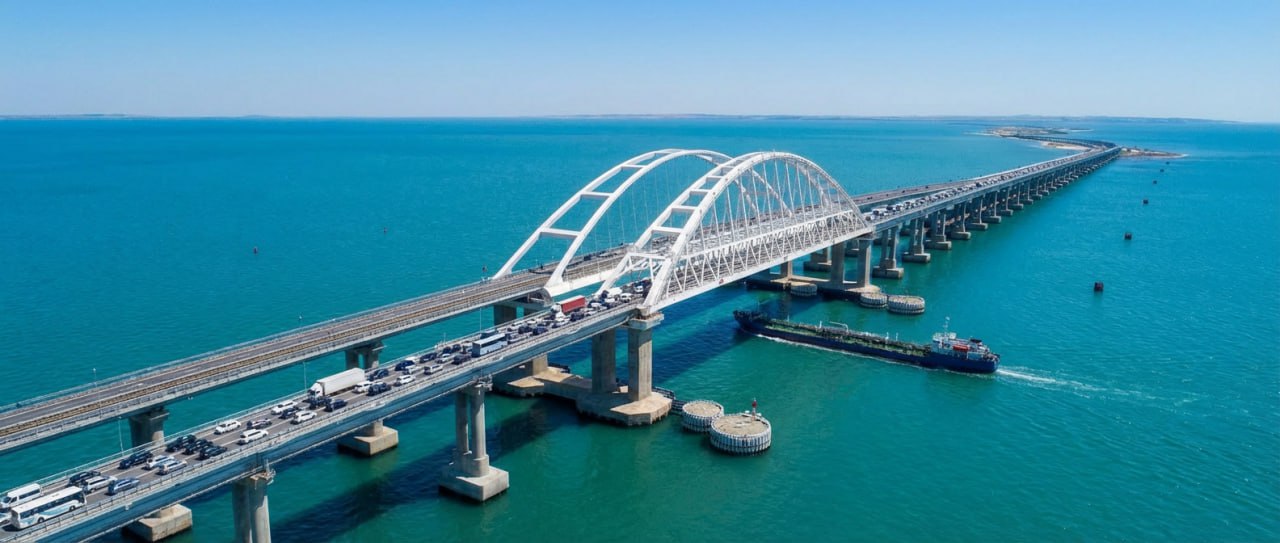 В период новогодних праздников с 26 декабря по 11 января на подступах к Крымскому мосту будет развёрнуто 212 контрольно пропускных постов в целях усиления безопасности Об этом сообщила пресс служба Минтранса России Из общего числа постов около 80 предназначены для ручного досмотра транспортных средств Это позволит обеспечить проверку до 17 500 автомобилей в сутки По данным ведомства пропускная способность инспекционно досмотровых пунктов составляет до 1 100 машин в час 650 со стороны Тамани и 500 со стороны Керчи В среднем досмотр легкового автомобиля занимает порядка 7 минут автобуса до 15 минут Подписаться на новости ЮГ 24 ЮГ 24 в MAX