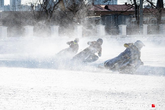 Каток на стадионе Авангард во Владивостоке закрытый почти на две недели из за проведения соревнований по ледовому спидвею вновь откроется для посетителей 31 января сообщили в администрации города Открыть общественный лед 25 января сразу после проведения командного Кубка Приморского края по ледовому спидвею Гонки на льду не было возможности из за необходимости фактически заново заливать каток Во время заездов мотоциклисты срезали ледяное покрытие на глубину до 15 сантиметров фактически уничтожив края поля и выходы на лед К субботе каток выровняют до прежнего состояния Ледовая площадка на Авангарде будет доступна для горожан до 15 февраля При этом в работе катка запланирован почти недельный перерыв с 5 по 10 февраля для подготовки турнира по дворовому хоккею среди любительских команд Прокат коньков на стадионе Авангард будет работать по следующему графику 31 января 1 февраля с 14 00 3 5 февраля с 16 00 11 13 февраля с 16 00 14 15 февраля с 14 00 Выдача коньков до 19 00 закрытие проката в 20 00 Одновременно с открытием катка на Авангарде у жителей и гостей Владивостока останется последняя возможность покататься на льду на центральной площади города Эта площадка будет работать до 1 февраля включительно Каток и прокат на площади открыты с 11 00 до 22 00 с техническим перерывом с 16 00 до 17 00 рассказали в мэрии Кроме того бесплатно покататься на коньках на придомовых хоккейных коробках в разных районах города и в парке имени Сергея Лазо Здесь каток работает с 10 00 до 20 00 прокат до 19 00 Также в мэрии предупредили что в 31 января в связи с проведением соревнований по триатлону Русская лыжня откроется для посетителей в 15 30 Подписаться в Telegram    Подписаться в MAX
