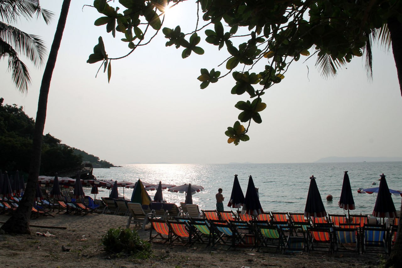 Власти Таиланда ужесточили правила продажи спиртного о чем нужно знать отдыхающим В Таиланде ужесточили правила продажи алкоголя Теперь штраф может грозить тем кто употребляет спиртное в общественных местах в определенные часы запрещенные для продажи горячительных напитков Штраф составит до 10 тысяч батт около 25 тысяч рублей Нарушением считается распитие алкоголя в общественных местах с полуночи до 11 00 и с 14 00 до 17 00 Кроме того продажа спиртного запрещена на территории Таиланда во время буддийских праздников Приобрести алкоголь также не получится в день выборов и накануне Подписаться на truekpru Читать нас в MAX