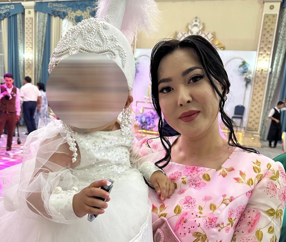 Привязал к седлу и тащил по степи Мужу зверски убитой женщины запросили 15 лет колонии В Жетысу продолжается суд по делу о жестоком убийстве Айзат Джумановой Гособвинитель Нурлан Билибеков запросил 15 лет заключения для подсудимого Напомним в июне женщину нашли избитой до полусмерти Ну как нашли в больницу умирающую доставил муж Айбар Жанболат Он и предстал перед судом По версии следствия Жанболат долго избивал Айзат предположительно тупым предметом На теле обнаружили множественные ушибы переломы рваные раны Изначально его обвиняли в причинении тяжкого вреда здоровью повлёкшем смерть по неосторожности Но следствие вынудили переквалифицировать дело по статье 99 УК РК Убийство К расследованию привлекли судмедэксперта Тахира Халимназарова получившего известность после суда над бывшим министром Куандыком Бишимбаевым Он подтвердил что причиной смерти Джумановой стала тяжёлая черепно мозговая травма Наш корреспондент на месте Ждём решения суда t me orda kz