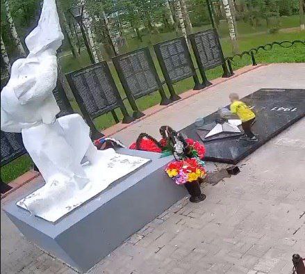 В поселке Семибратово под Ростовом школьник залил Вечный огонь водой из цветочных ваз, которые стояли на мемориале. Все случившееся попало в объектив камер наблюдения. Сообщается, что инцидент произошел 12 июня. Видео разлетелось по социальным сетям. На кадрах видно, как младшеклассник приехал на велосипеде. Подбежал к одной из ваз, в которой стояли цветы. Плеснул из нее воду и поспешил уехать. Пользователи социальных сетей возмущены случившимся. Они требуют, чтобы родителям ребенка выписали штраф. Фото: социальные сети