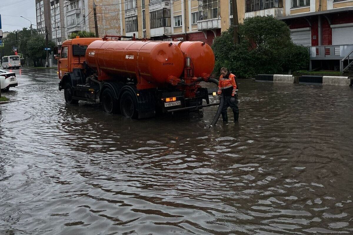 Воскресный день 10 августа в  Красноярске выдался ненастным. Холодный атмосферный фронт вылил на город рекордное количество осадков, 65 мм. Прежний рекорд составлял 40,3 мм в 2000 году. В итоге с начала августа  в городе уже выпало 140 мм, что составляет 184% месячной нормы. Ливни местами парализовали работу коммунальных служб. И в ближайшие дни дожди в городе сохранятся.