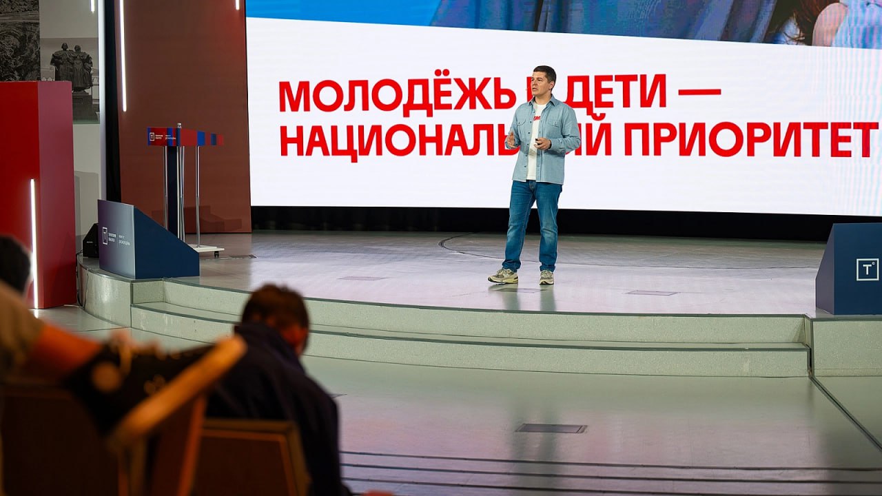 Глава Ямала Дмитрий Артюхов поделился опытом региона в вопросах поддержки семей с детьми на всероссийском молодежном форуме "Территория смыслов" Губернатор ЯНАО, возглавляющий комиссию Госсовета РФ по направлению "Молодежь и дети", выступил на тематической смене "Семья". Он рассказал участникам, что регион реализует около 30 мер социальной поддержки для семей. Например, выплачивается жилищный капитал, беременные женщины могут пройти бесплатное неинвазивное пренатальное тестирование, а молодые пары в течение трех лет с момента заключения брака — репродуктивное обследование. Для многодетных семей предусмотрены льготные перелеты и денежные сертификаты для подготовки детей к школе. Дмитрий Артюхов добавил, что Ямал занимает третье место в стране по суммарному коэффициенту рождаемости по итогам прошлого года. Результатом комплексной поддержки семей стал и рост числа многодетных пар: сейчас это каждая четвертая семья Ямала. А каждый четвертый житель округа — ребенок. Подписывайся на "Голос страны"