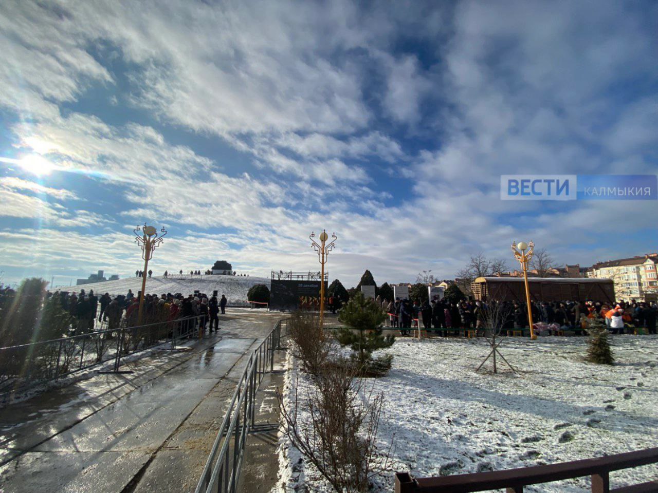 В Элисте на территории мемориального комплекса Исход и возвращение проходит памятное мероприятие посвящённое 82 й годовщине депортации калмыцкого народа Быть в курсе Прислать новость Также подписывайтесь на наш новостной канал в MAX Вести Калмыкия