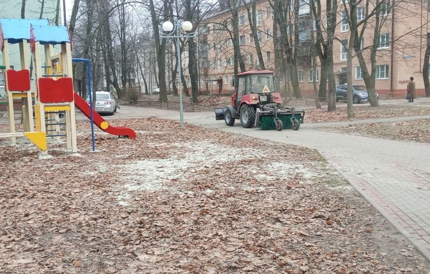 В Курске каждый день проводится уборка территорий. Для того, чтобы город стал чище, на улицах трудятся специалисты подрядных организаций. Об этом рассказали в комитете ЖКХ.   В штатном режиме дорожные бригады убирают грязь и листья с тротуаров, прибордюрной полосы, подметают автомобильные дороги, очищают ливневки. Однако на этом уборка в городе не заканчивается.   Порядок наводят в парках и скверах областного центра. В комитете городского хозяйства отметили, что подрядчик расчищает от мусора, веток и опавшей листвы газоны, ухаживает за зелеными насаждениями, проводит ремонт тротуарной плитки, детских игровых комплексов и малых архитектурных форм.   Сегодня в городе на уборке автомобильных дорог задействованы 65 рабочих и 55 единиц дорожной техники. Еще 27 специалистов и 12 единиц техники наводят порядок парках и скверах.  #НовостиКурска #Дороги46