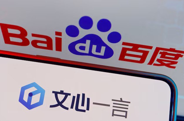 Baidu выпускает модель рассуждений ИИ, чтобы составить конкуренцию DeepSeek    Компания Baidu выпустила новую модель искусственного интеллекта, которая четко формулирует свои доводы, очевидно, пытаясь вернуть себе позиции по сравнению с перспективными конкурентами, такими как DeepSeek.    Модель Ernie X1 от лидера интернет-поиска Китая работает аналогично DeepSeek R1, которая потрясла Кремниевую долину, предложив производительность, сопоставимую с лучшими в мире чат-ботами, за малую часть стоимости их разработки. Модель рассуждений Baidu преуспевает в таких областях, как ежедневные диалоги, сложные вычисления и логическая дедукция, говорится в заявлении компании в воскресенье, 16 марта.    Baidu также обновил свою флагманскую модель Foundation до Ernie 4.5. Он немедленно сделал все уровни своего сервиса — включая модель X1 — бесплатными для пользователей своего чат-бота, на несколько недель раньше, чем планировалось ранее.    Пекинская компания была первой в китайском технологическом секторе стоимостью в триллион долларов, которая запустила чат-бота по образцу ChatGPT от OpenAI, но конкурирующие чат-боты от ByteDance Ltd. и Moonshot AI вскоре перехватили популярность. Модели с открытым исходным кодом, такие как Qwen от Alibaba, а затем DeepSeek, получили большее признание в мировом сообществе разработчиков.    По данным Baidu, Ernie 4.5 превосходит последнюю версию GPT 4.5 от OpenAI в генерации текста, ссылаясь на несколько отраслевых тестов.  Источник: Bloomberg    Если полезно, поставьте лайк    #BIDU