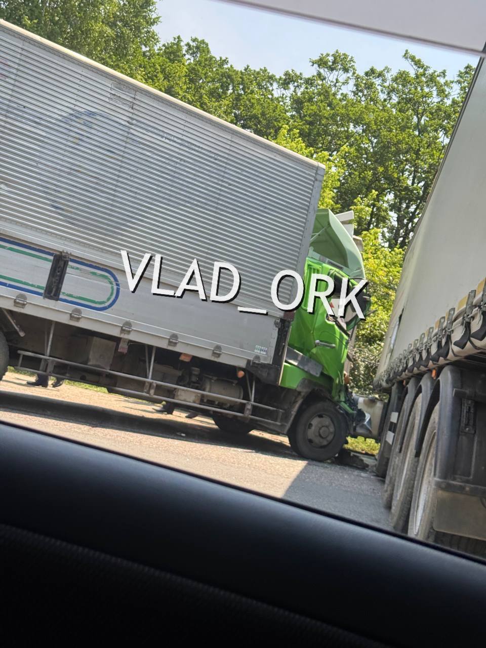 Серьезная авария с фурой перегородила проезд на выезде из Уссурийска Сегодня ДТП с участием нескольких большегрузов полностью заблокировало движение. Очевидцы сообщают, что путь уже свободен. Фото: Vlad_Ork