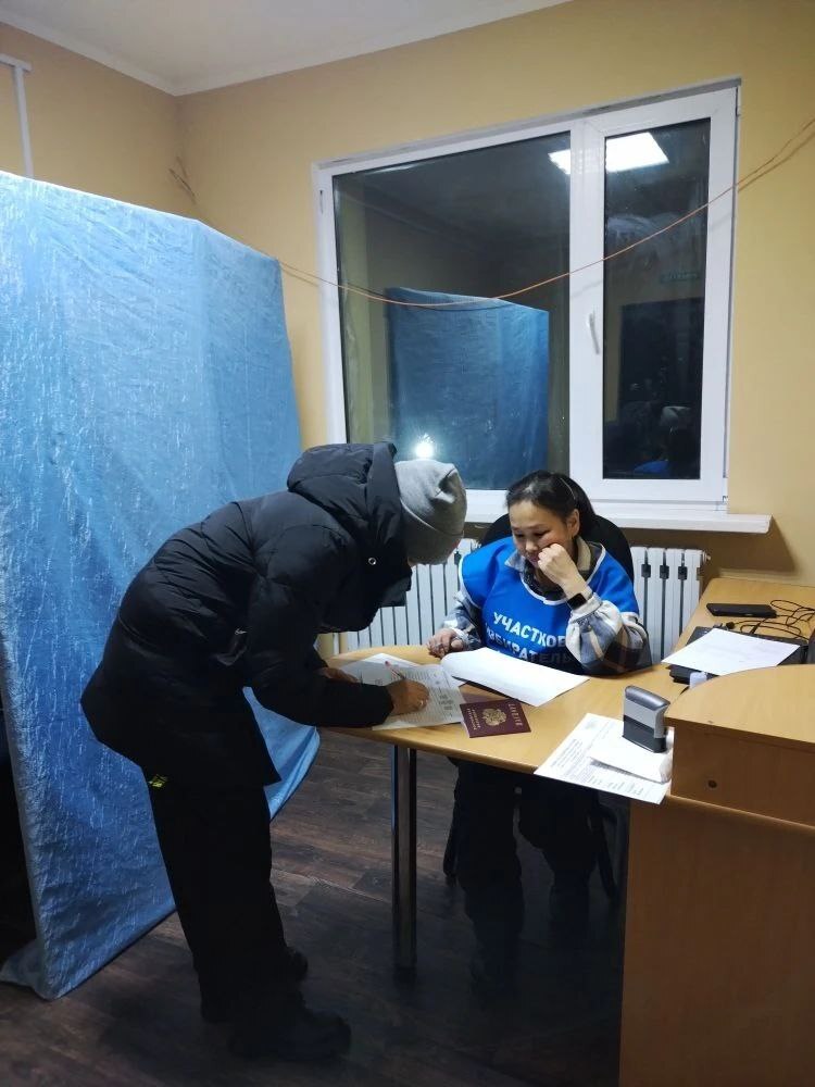 Продолжается досрочное голосование на досрочных выборах главы сельского поселения село Апука В Камчатском крае продолжается досрочное голосование на досрочных выборах главы сельского поселения село Апука Жители села Апука которые в день голосования 25 января 2026 года по уважительной причине будут отсутствовать по месту своего жительства и не смогут прибыть в помещение для голосования на избирательном участке на котором они включены в список избирателей вправе проголосовать досрочно По состоянию на 19 января 2026 года досрочно проголосовало 2 избирателя Проголосовать досрочно в участковой избирательной комиссии по адресу село Апука ул Центральная дом 7 здание администрации можно по 24 января Также граждане могут уточнить правильность своих данных в списках избирателей Часы работы участковой комиссии с 16 00 до 20 00 в рабочие дни и с 10 00 до 14 00 в выходные дни Приглашаем избирателей принять участие в выборах