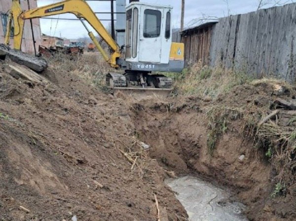 В Бурятии крупная коммунальная авария обернулась уголовным делом    В СУ СКР по Бурятии после прорыва теплотрассы в прибайкальском селе Ильинка возбудили уголовное дело о халатности – по части 1 статьи 293 Уголовного кодекса РФ.  Сейчас по нему проводятся все необходимые следственные действия, направленные на установление обстоятельств произошедшего, виновных и сбор доказательственной базы, отметили в ведомстве.    Крупная авария в населённом пункте произошла ещё утром 12 октября. Без тепла в итоге остались 37 жилых домов, включая 14 многоквартирных.  А ещё блага цивилизации в холода лишились школа и детский сад. Ликвидировать последствия коммунального ЧП пообещали в течение дня, однако в воскресенье, 13-го, в сельском поселении «Ильинское» с 08:00 объявили режим повышенной готовности    Фото – «Прибайкалье-инфо 24/7»