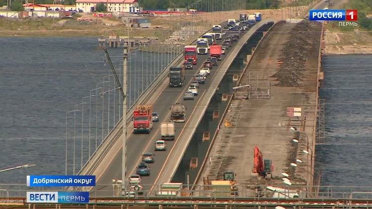 Старый Чусовской мост поднимут вровень с новым    На старом Чусовском мосту активизировались строители. Новый подрядчик энергично взялся за дело. Сейчас выполняются работы по снятию асфальтобетонного покрытия, гидроизоляции пролётного строения на проезжей части и на тротуарной части. Под мостом выполняется обустройство опор для их ремонта и монтаж настилов. В ближайших планах - поднятие старого моста вровень с новым «близнецом». Делать это будут специальным домкратом, а опоры наращивать с помощью бетона. Реконструкцию моста в целом намерены завершить к середине 2027 года.