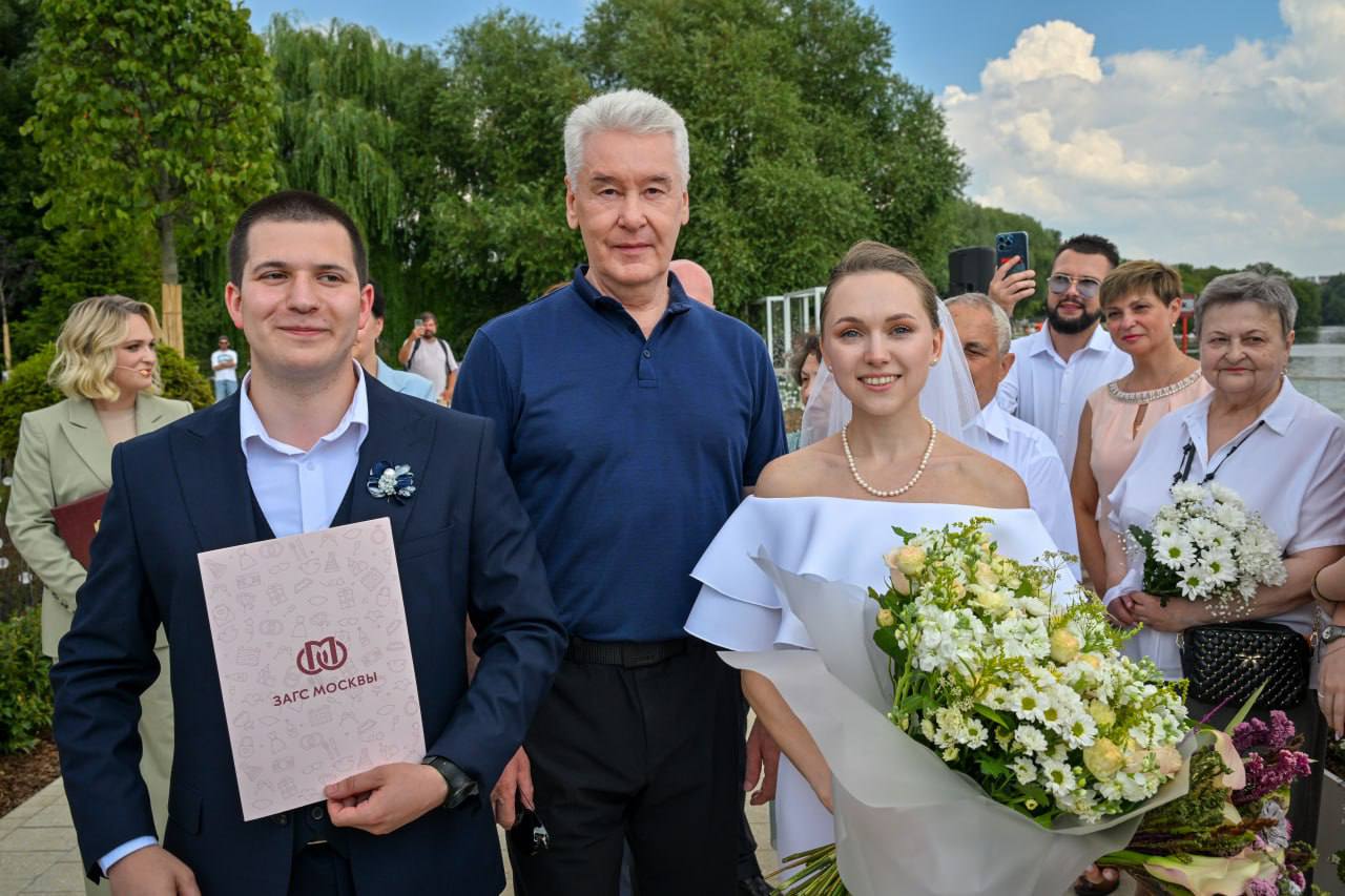Самая длинная пешеходная набережная Москвы-реки открылась в музее-заповеднике "Коломенское". Ее протяженность составляет 3,5 километра. Вдоль Москвы-реки расположились: спортивные площадки; свадебный сад; ресторан; кафе. Зимой вдоль набережной планируется залить один из самых протяжённых катков с искусственным льдом — около 2 км в каждую сторону. Сегодня мэр также посетил свадебный сад с церемониальной площадкой на воде. Сегодня там прошла первая церемония бракосочетания. #контекст Реконструкция исторического парка "Коломенское" проходит в несколько этапов. Первым стал благоустроенный участок на набережной. Второй этап охватывает центральную часть парка — работы здесь планируют завершить до конца текущего года. Третий и самый масштабный этап затронет отдалённые территории — его реализация намечена на 2026 год. Параллельно с благоустройством продолжается реставрация уникальных исторических объектов, расположенных на территории парка. Фото: Telegram-канал "Мэр Москвы Сергей Собянин"