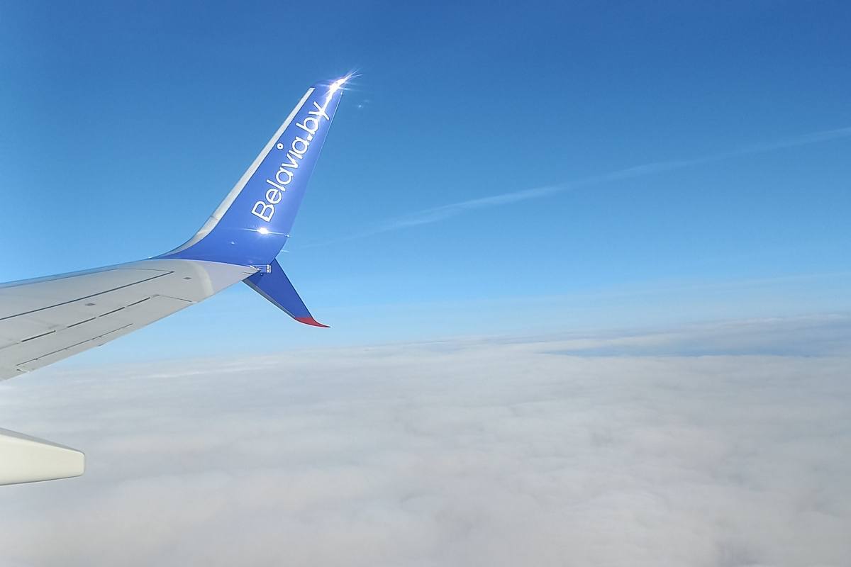 Аэропорт Гомеля восстановил работу после снегопада Силами сотрудников аэропорта последствия непогоды устранены На 10 января аэропорт Гомель открыт и работает в штатном режиме все полеты выполняются по расписанию В том числе обеспечивают функции запасного аэродрома для Национального аэропорта Минск Подробнее