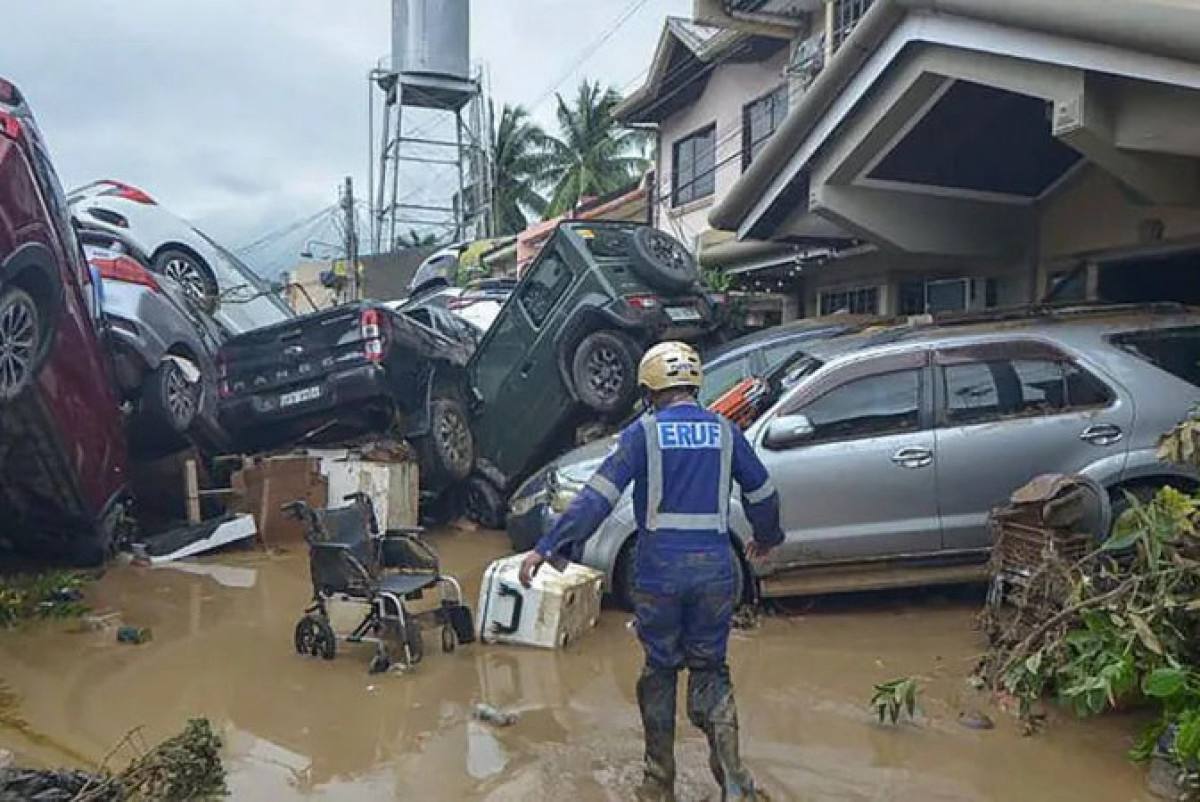 Не менее 26 человек погибли в результате мощного тайфуна на Филиппинах На центральные районы Филиппин обрушился один из самых сильных тайфунов текущего года Калмаеги местное название Тино По данным властей не менее 26 человек погибли сотни тысяч жителей были вынуждены покинуть свои дома передаёт BAQ KZсо ссылкой на BBC News Сильнейшие дожди вызвали масштабные наводнения на густонаселенном острове Себу где зафиксировано наибольшее количество жертв Видеозаписи распространяемые в соцсетях показывают как люди спасаются на крышах домов а автомобили и грузовые контейнеры уносятся потоками воды Во время проведения спасательных работ военный вертолет ВВС Филиппин потерпел крушение на севере острова Минданао На его борту находились шесть человек все они погибли Воздушное судно выполняло гуманитарную миссию доставляя помощь пострадавшим районам По словам губернатора провинции Себу Памелы Барикуатро ситуация в регионе беспрецедентна Мы ожидали сильный ветер но настоящую угрозу представляет вода Наводнение просто разрушительно отмечает он Большинство погибших утонули когда бурные потоки сошли с горных склонов и затопили жилые кварталы Множество домов смыло водой улицы оказались под толстым слоем грязи В общей сложности по данным Управления гражданской обороны Филиппин эвакуированы около 400 тысяч человек Тайфун уже ослабел после выхода на сушу однако сохраняет скорость ветра до 130 км ч и движется в сторону Южно Китайского моря Ежегодно на Филиппины обрушивается около 20 штормов и тайфунов многие из которых наносят серьезный ущерб инфраструктуре и сельскому хозяйству