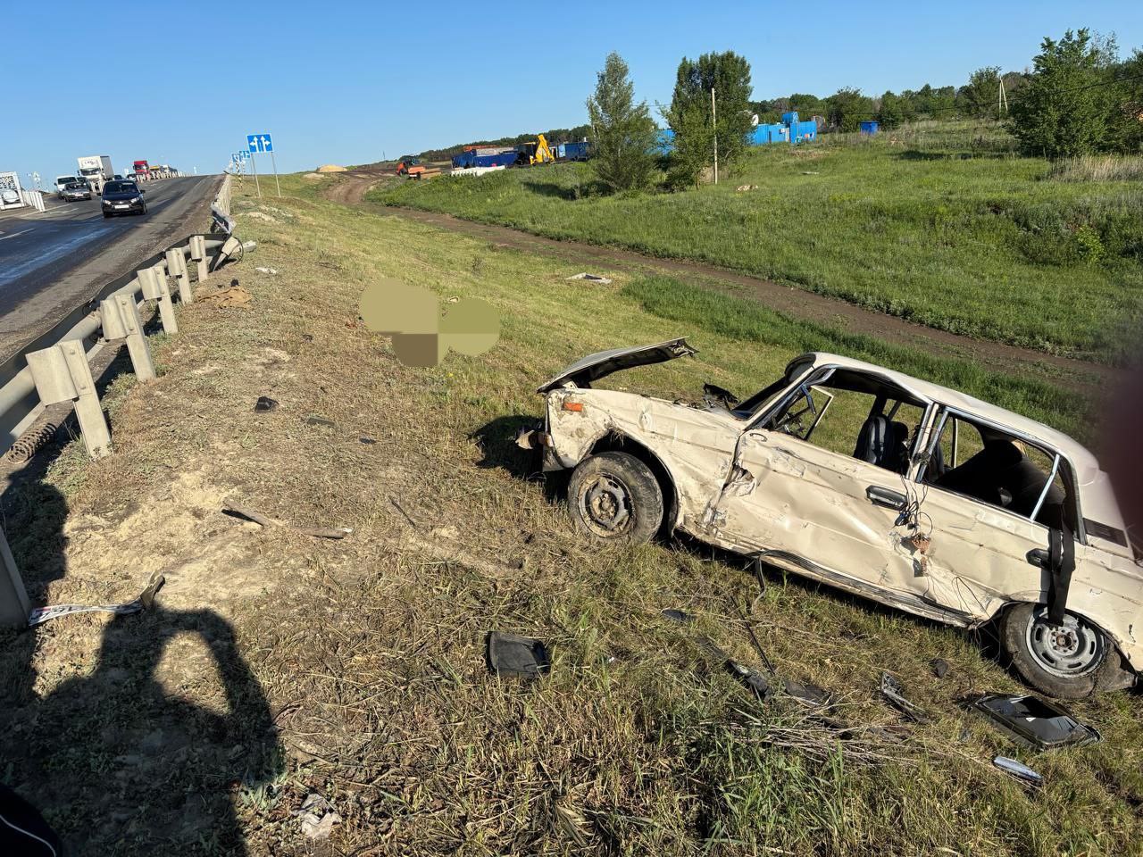 Прокуратура города Балашова взяла на контроль ход проведения процессуальной проверки по факту ДТП, в котором погибли граждане. Предварительно установлено, что в ночное время 02.06.2025 водитель ВАЗ 2106 вблизи с. Барки Балашовского района не справился с управлением и допустил съезд транспортного средства в кювет и его последующее опрокидывание. В результате ДТП пострадали и погибли граждане. Пострадавший госпитализирован в лечебное учреждение. Надзорное ведомство контролирует установление всех обстоятельств дорожной аварии, а также ход и результаты проводимой процессуальной проверки.