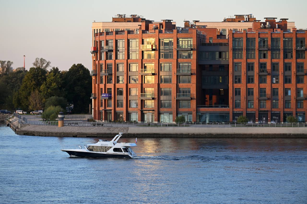 Средний чек на новостройки в Петербурге вырос на 1 5 млн за год Цена на новую квартиру в черте Северной столицы поднялась на 14 с 11 2 до 12 7 млн следует из данных Dataflat Одновременно средняя стоимость квадратного метра в новостройках увеличилась на 16 с 280 тыс рублей в ноябре 2024 года до 323 тыс в октябре 2025 го что почти на 4 выше чем месяцем ранее На фоне этого спрос на рынке впервые за 1 5 года достиг показателей сопоставимых с периодом до осени 2024 го когда действовала ипотека с господдержкой Метраж приобретаемого первичного жилья за год сократился на 2 с 40 1 до 39 4 м2 Сергей Ермохин ДП Подписаться на ДП в Telegram MAX