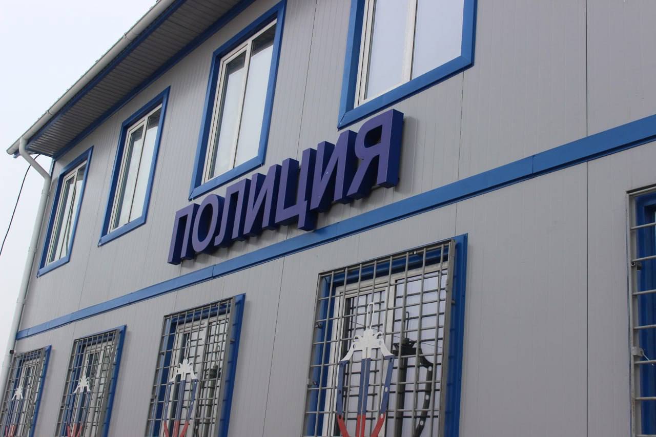 В Кызылском районе участковые уполномоченные полиции пресекли противоправную деятельность местного жителя незаконно торгующего спиртосодержащей продукцией Сотрудниками полиции регулярно проводятся мероприятия направленные на выявление нарушений в сфере оборота алкогольной и спиртосодержащей продукции Так участковыми уполномоченными полиции Межмуниципального отдела МВД России Кызылский был выявлен факт незаконной розничной продажи спиртосодержащей жидкости объемом около 0 4 л из частного домовладения расположенного по ул Чооду Кидиспея пгт Каа Хем В ходе опроса сотрудниками полиции 59 летний местный житель пояснил что спиртосодержащую продукцию приобрел на одной из баз г Кызыла для дальнейшей реализации из своего дома Полицейские задокументировали данное нарушение изъяли спиртосодержащую жидкость и направили в ЭКЦ МВД по Республике Тыва для проведения исследования В действиях указанного гражданина усматриваются признаки административного правонарушения предусмотренного ч 1 ст 14 17 1 КоАП РФ Розничная продажа алкогольной и спиртосодержащей пищевой продукции физическим лицом за совершение которого предусмотрен административный штраф в размере до 50 000 рублей с конфискацией алкогольной и спиртосодержащей продукции Полицейскими была изъята 1 прозрачная бутылка с прозрачной жидкостью с характерным запахом спиртосодержащей продукции объемом около 0 4 литров В настоящее время по данному факту сотрудниками полиции проводится проверка по результатам которой будет принято процессуальное решение МВД по Республике Тыва напоминает что за неоднократное совершение данного правонарушения предусматривается уголовная ответственность по ст 171 4 УК РФ Незаконная розничная продажа алкогольной и спиртосодержащей пищевой продукции Пресс служба МВД по Республике Тыва