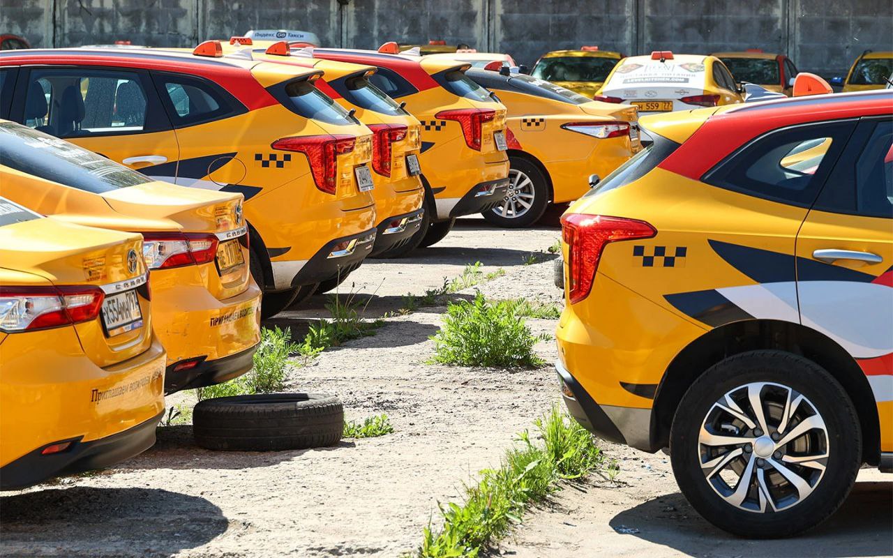 В Москве с начала года изъяли более 1,2 тысячи автомобилей такси у недобросовестных перевозчиков Как пояснил Дептранс, перевозчики обязаны обеспечивать прохождение водителем медицинского осмотра и контролировать техническую подготовку автомобиля перед началом рабочего дня. «Плохое самочувствие водителя или неисправности автомобиля могут стать причиной ДТП», — говорится в сообщении. Всего за пять месяцев осмотрели 14,5 тысячи машин такси. Инспекторы Московской административной дорожной инспекции изымают автомобили в соответствии со статьей 27.10 КоАП.