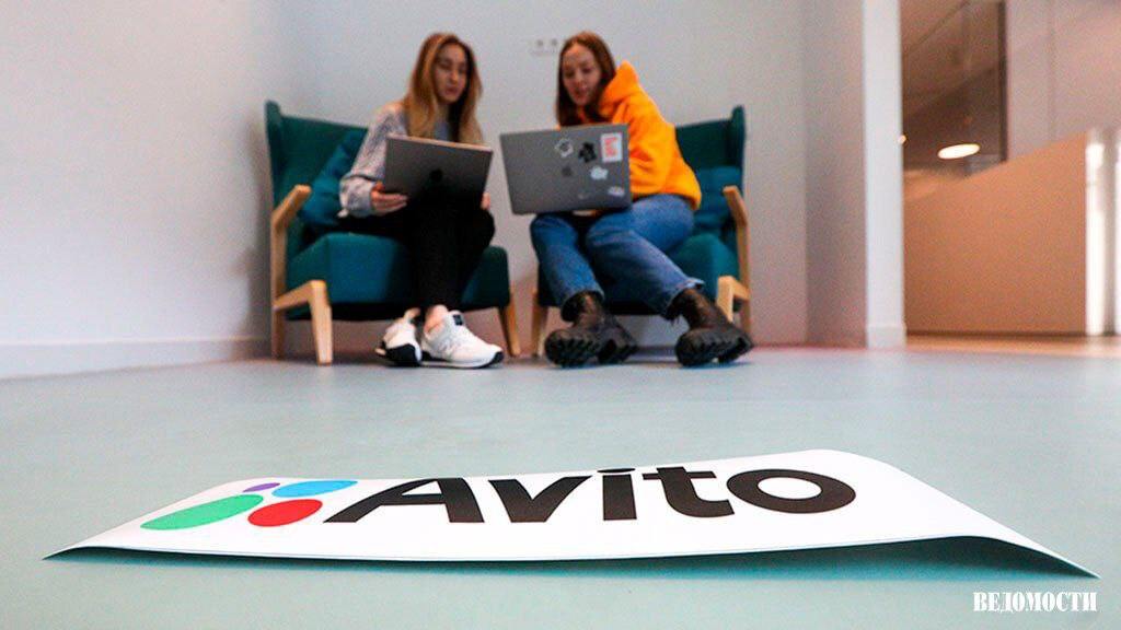 На Авито стали продавать услуги по разработке ИИ агентов для бизнеса Стоимость их начинается от 0 рублей и достигает 250 тыс По запросу ИИ агенты Ведомости обнаружили в сервисе более 1 тыс объявлений Интерес к задачам в сфере IT дизайна и текстов на базе ИИ заметно вырос в этом году Спрос на такие работы увеличился примерно в 2 6 раза по сравнению с аналогичным периодом прошлого года сообщил представитель Авито Это связано с удешевлением и массовым распространением больших языковых моделей Значительная часть таких решений представляет собой надстройки над готовыми языковыми моделями которые выдаются за полноценные агентные системы Это создает у компаний серьезные операционные юридические и ИБ риски от утечки данных до некорректных действий агента считает управляющий партнер SK Capital Дмитрий Щиголев Подпишитесь на Ведомости