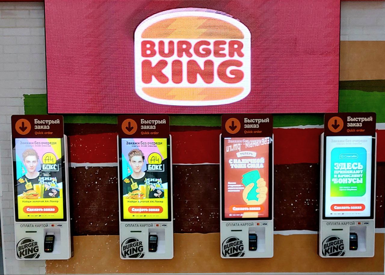 Burger King впервые за 15 лет после запуска первого заведения в России сменила гендиректора. На место Дмитрия Медового пришел Сергей Козлов, ранее работавший в структурах компании.   Эксперты считают, что смена руководства может означать усиление региональной экспансии Burger King или запуск новых форматов. Одно из возможных направлений развития — dark kitchen  заведения, работающие исключительно на доставку . Сегмент фастфуда устойчиво переносит кризисы и сейчас чувствует себя явно лучше рынка российского общепита в целом.